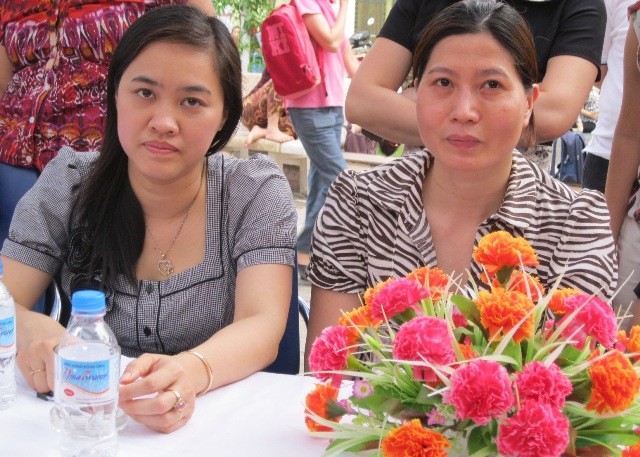 Cô Bùi Thị Ngọc Hà, Hiệu trưởng trường Mầm non Lý Thái Tổ 2 (trái) và bà Bùi Hồng Hạnh, Phó trưởng ban đại diện phụ huynh